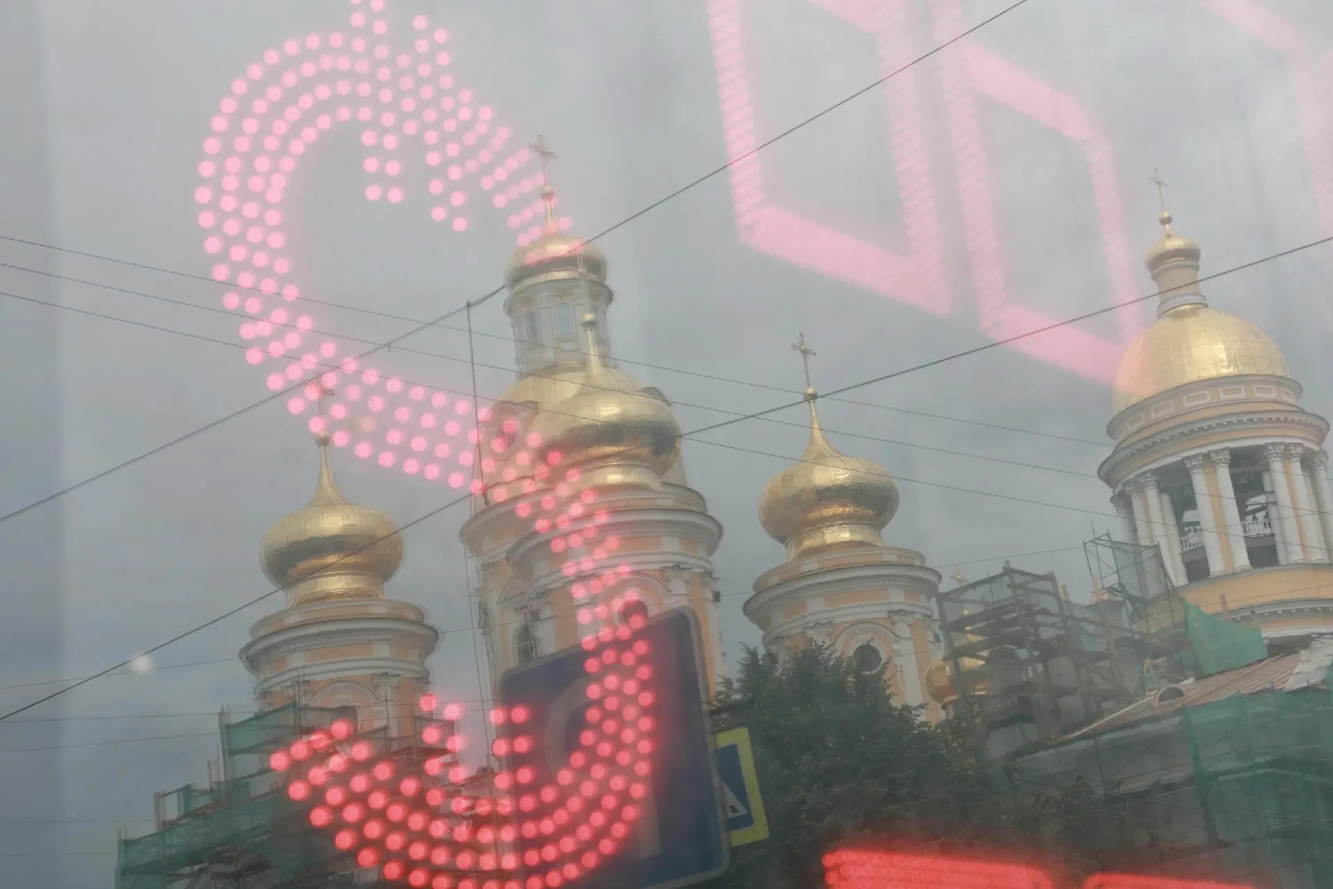 За лето рубль обесценился примерно на четверть по отношению к доллару; эксперты оценивают возможные сценарии развития ситуации в ближайшее время.