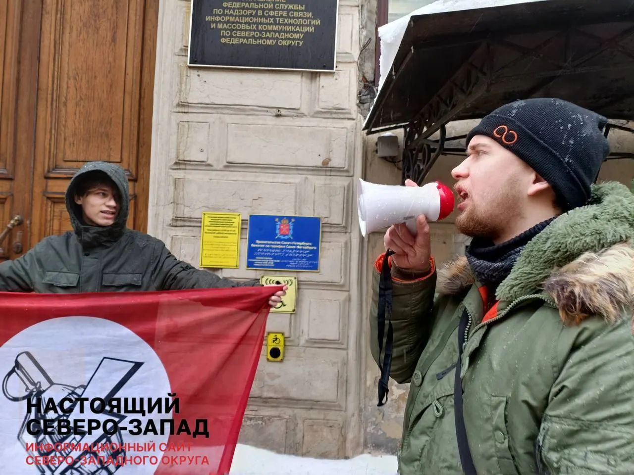 За несогласованную акцию возле Роскомнадзора участнику войны в Украине назначен штраф в 25 тысяч рублей; защитники намерены обжаловать решение.