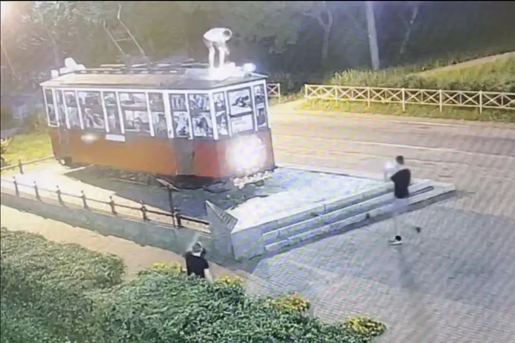 Санкт-Петербургский городской суд признал виновными трех фигурантов дела и назначил им год принудительных работ с удержаниями из зарплаты в размере 20%, 15% и 10%.