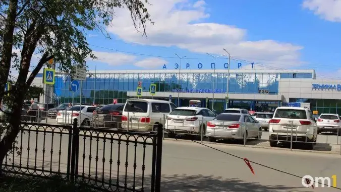 Утром произошли изменения в расписании: отменён рейс в Санкт-Петербург, задержаны вылеты в Сочи; часть утренних рейсов в Москву уже выполнены.