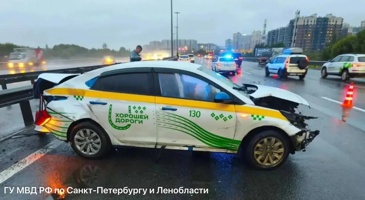 На КАД в Санкт-Петербурге водитель такси не справился с управлением; пассажир получил травмы и находится в коме, движение затруднено на участке.