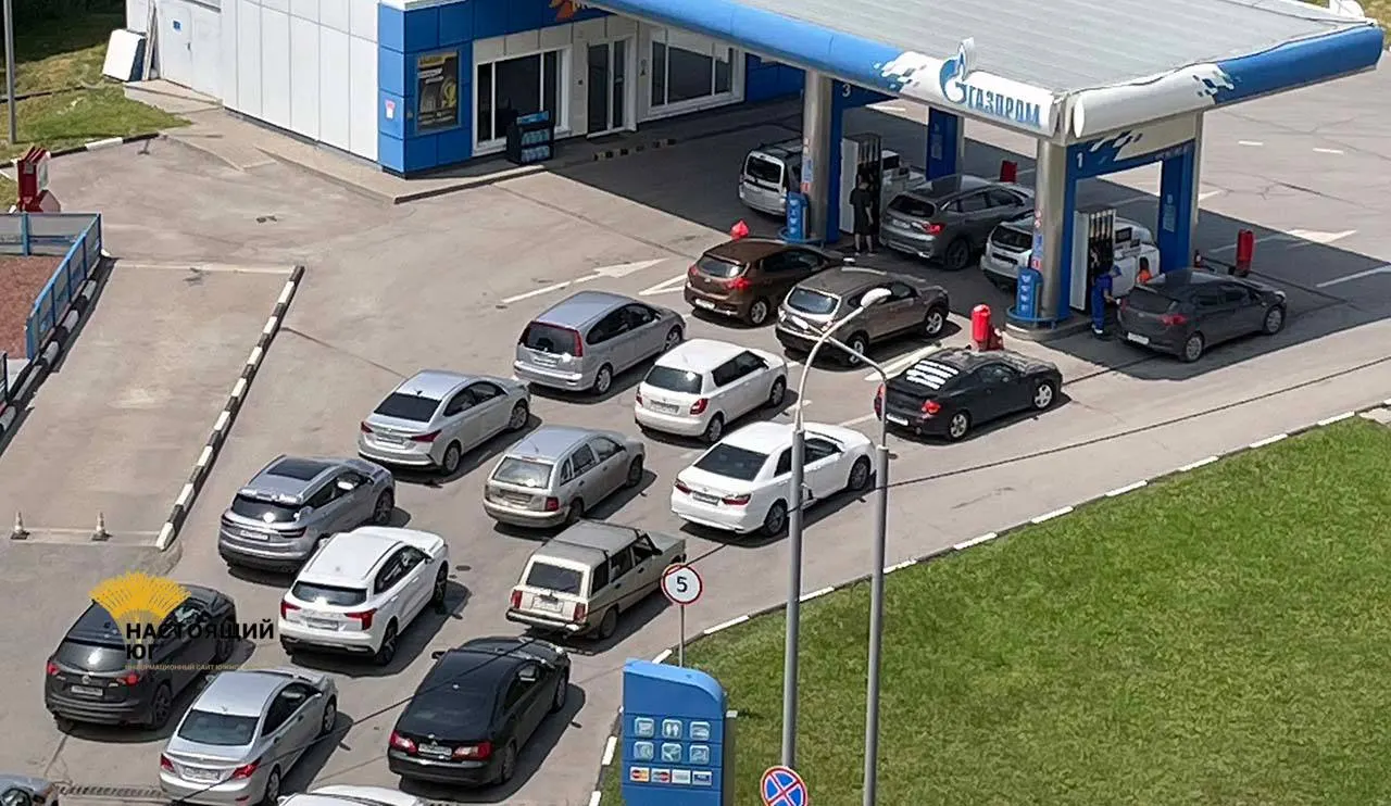 Дефицит топлива коснулся десятков АЗС: очереди растягиваются на часы, на отдельные станции введены лимиты выдачи, особенно в Санкт-Петербурге и регионе.
