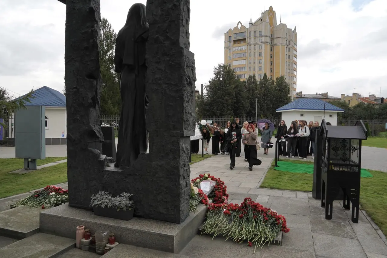 У памятника «Дети Беслана» возложили цветы. Участники церемонии — школьники, курсанты и госслужащие — помнят о трагедии и её жертвах, в том числе о 186 детях.