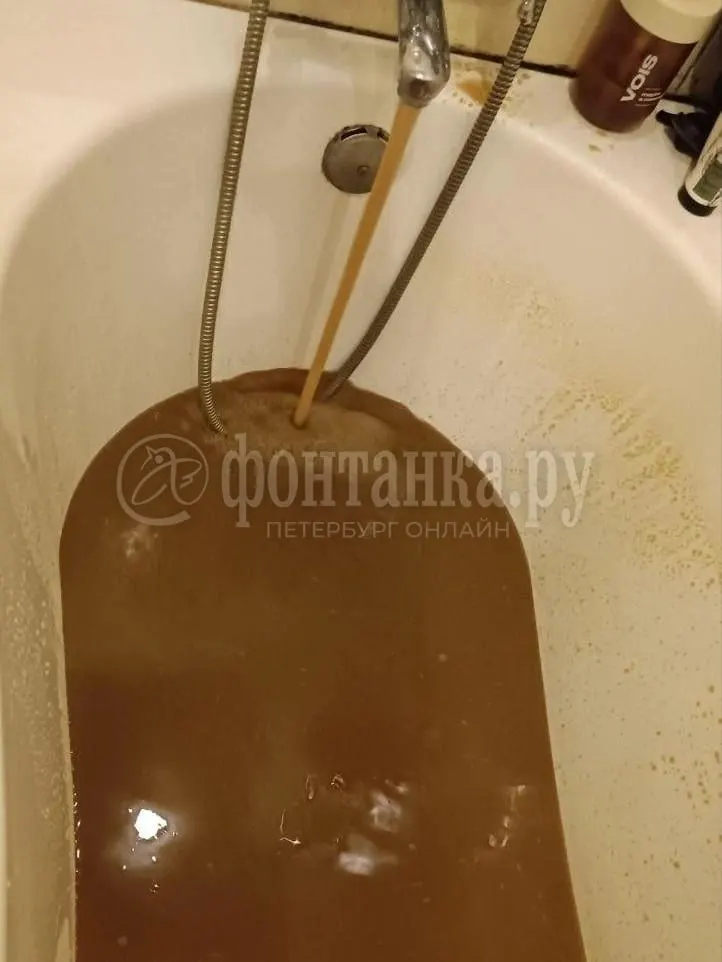 В Санкт-Петербурге из кранов идёт горячая вода цвета капучино на фоне подготовки к отопительному сезону; специалисты обещают нормализацию ситуации к вечеру.