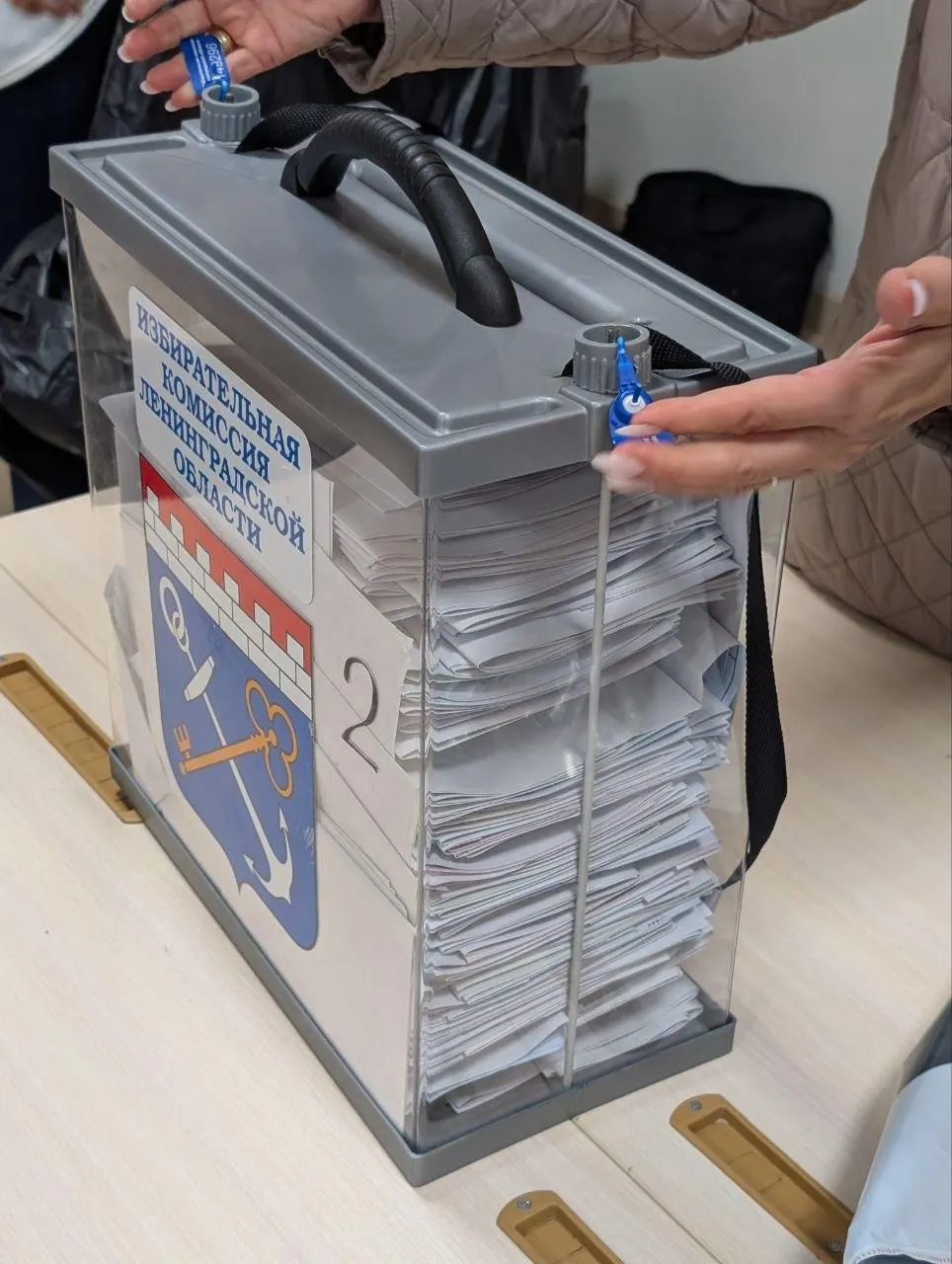 На участке №967 в Кудрово зафиксировано 460 заявлений на голосование вне помещения; бюллетени оказались уложены ровными стопками внутри переносной урны.