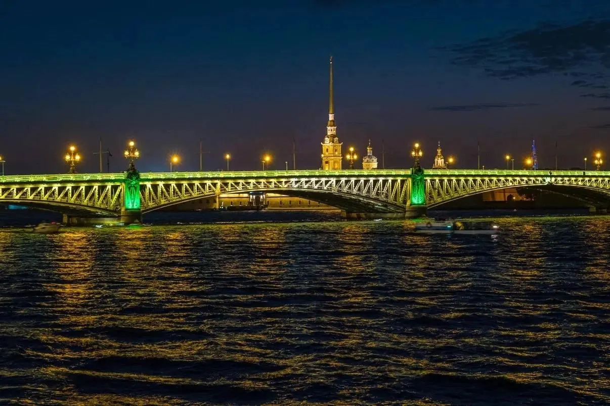 Санкт-Петербург 8 сентября увековечивает память погибших в блокаде Ленинграда подсветкой мостов и световыми проекциями на фасадах зданий.