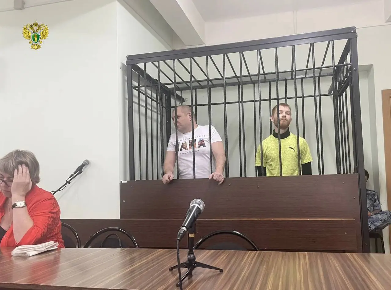 31-летний местный житель и его 38-летний сообщник обманывали людей, выдавая помощь в медкомиссии и заключении контрактов на службу, похищая карты военнослужащих и снимая выплаты. Пострадавшими стали 51-летний житель Чкаловска и 52-летний петербуржец.