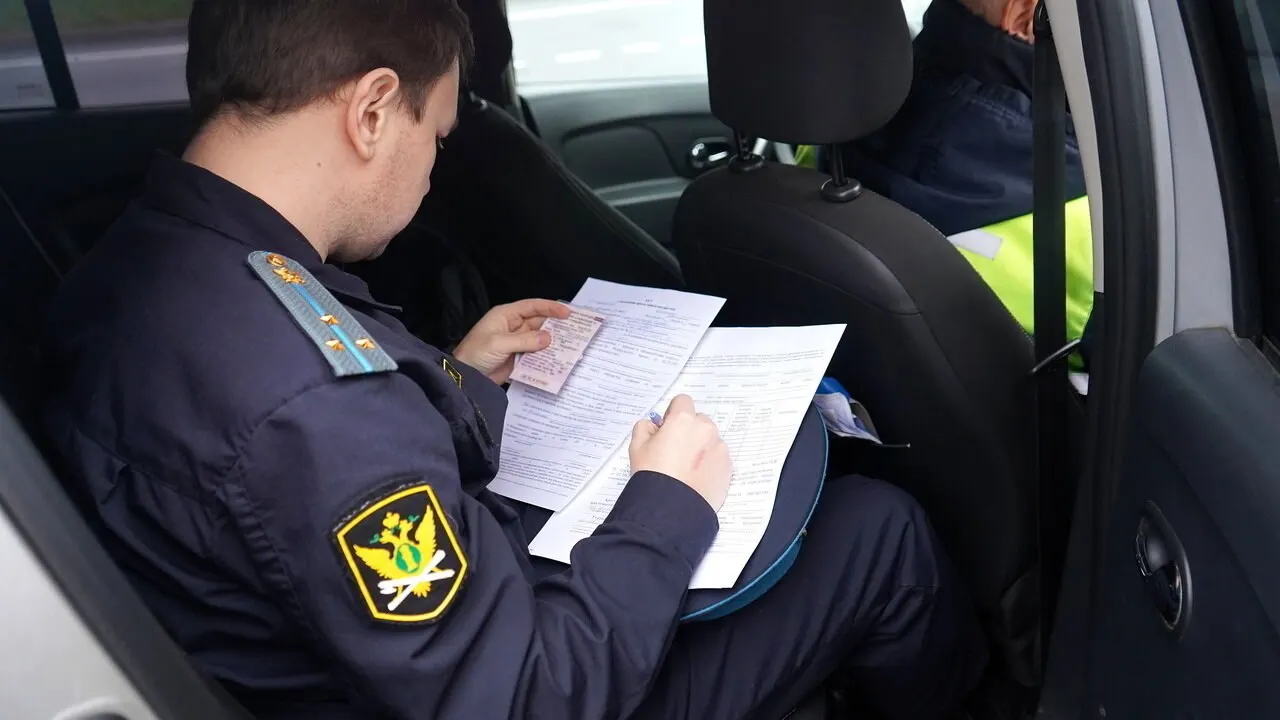 Приставы арестовали счета должника и взыскали 800 тыс. рублей после автоаварии; страховая выплатила пострадавшему 2,8 млн рублей.