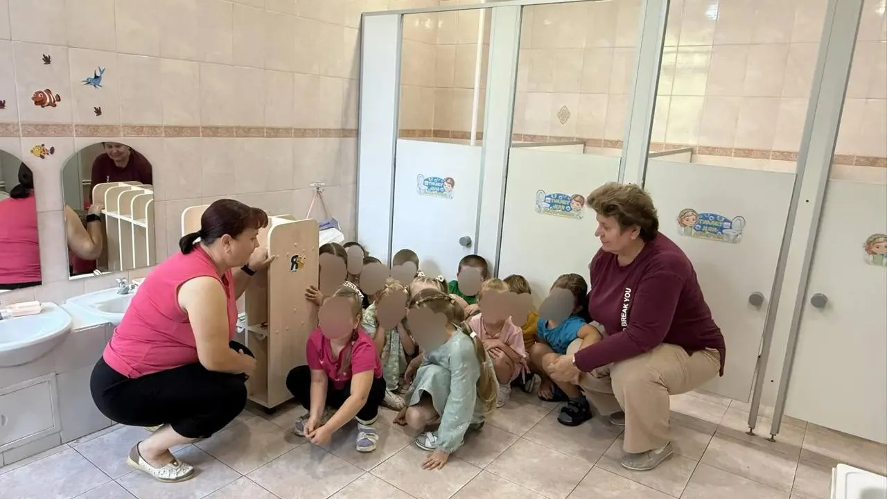 В детских садах Санкт-Петербурга проведены антитеррористические учения: отрабатывались сценарии поведения при угрозах, включая возможную атаку беспилотников, а педагоги работали над психологической поддержкой детей.