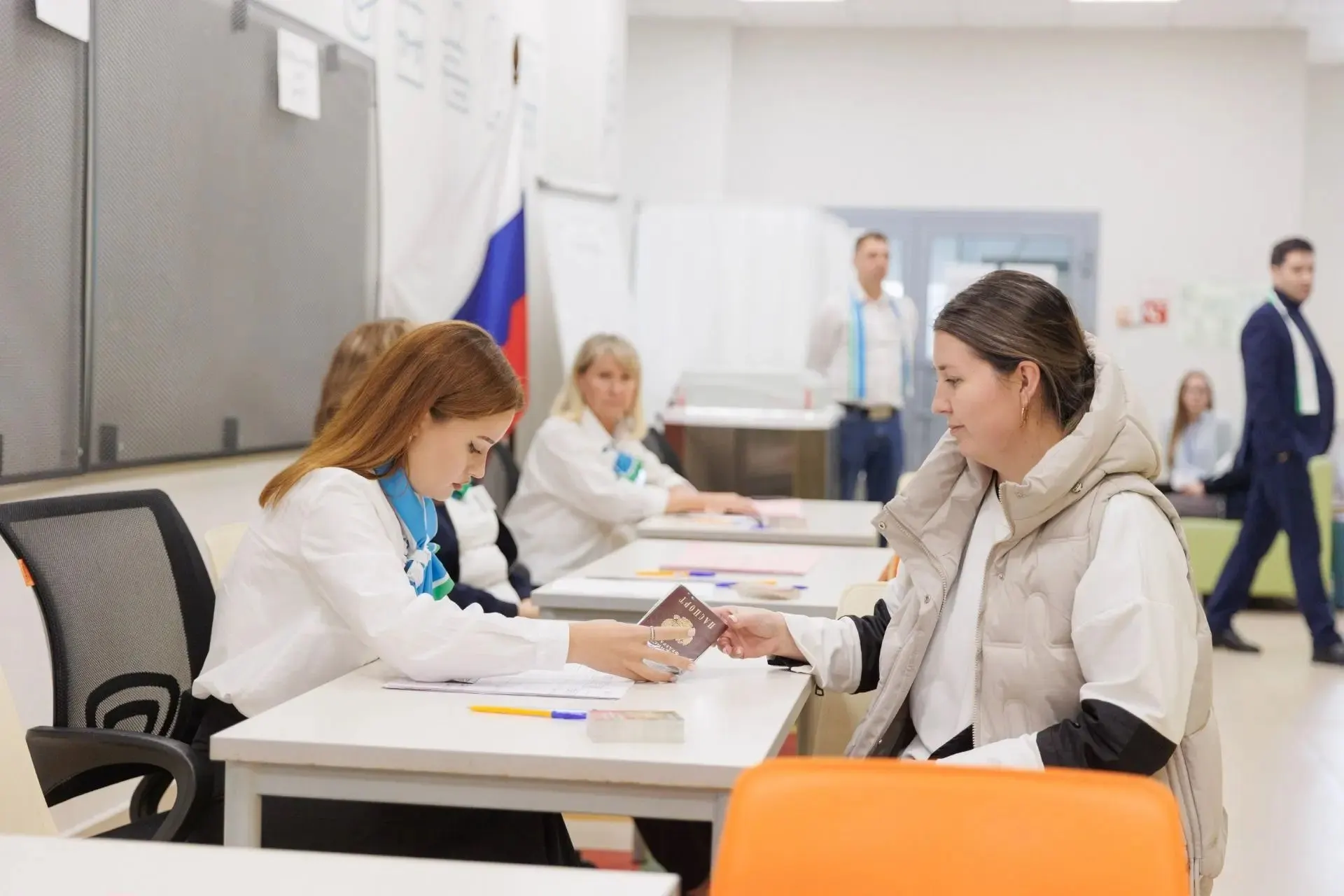 Избиратели допускают нарушения: ставят две галочки, сдают пустые бюллетени и берут бюллетени домой. Избирком сообщил о 2 775 забракованных бюллетенях, для Законодательного собрания города — 836.