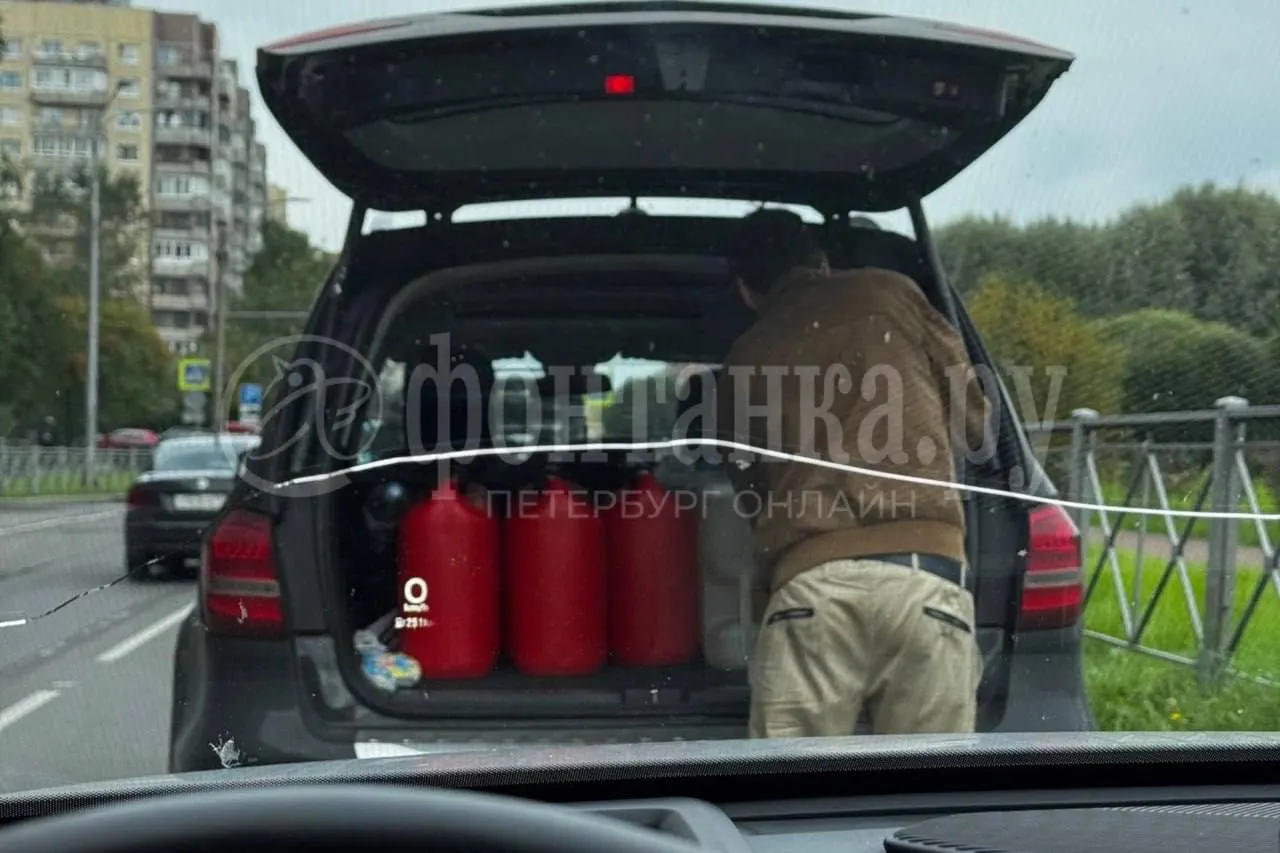 В городе появился неожиданный способ продажи топлива: очереди становятся точками сбыта бензина по 120 рублей за литр, доставка — 150 рублей.