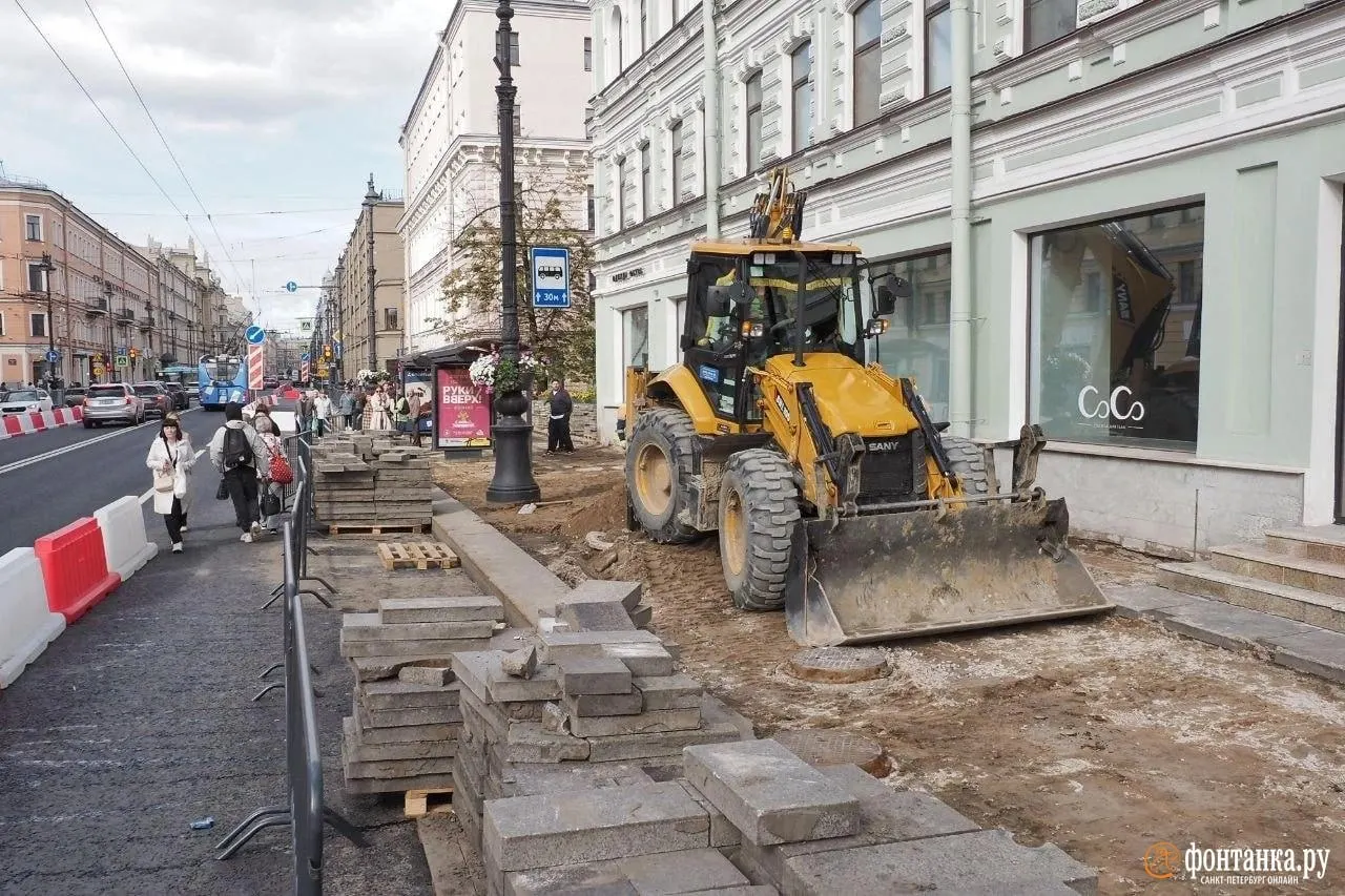 На Невском проспекте начался ремонт тротуаров: временно ограничено движение на первом участке, далее работы охватят участки до площади Александра Невского; планируется замена ограждений и столбов.