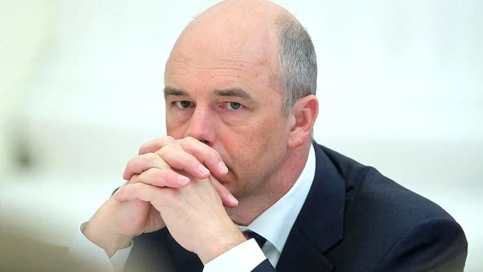 Дефицит бюджета в 2026 году, по данным Минфина, может составлять около 3% ВВП, при этом расходы на армию и другие статьи бюджета растут, что увеличивает долговые нагрузки. Эксперты спорят о возможности снижения дефицита в 2027 году.