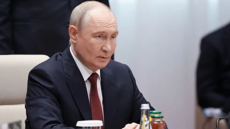 Президент опроверг слухи о новой мобилизации, отметил восстановление около 90% мощностей нефтепереработки и пригрозил Киеву прекращением переговоров в случае ударов по аэропортам.