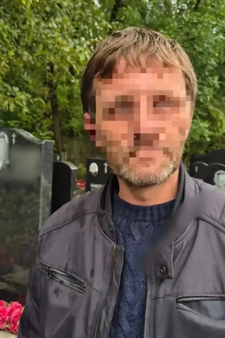 По словам очевидцев, мужчина распивал алкоголь на кладбище и заметил, что плита на соседней могиле шевелится. Испугавшись, он попытался сдвинуть стелу, но не сумел. Очевидцы вызвали полицию; задержание осуществила Росгвардия, мужчину доставили в отделение.