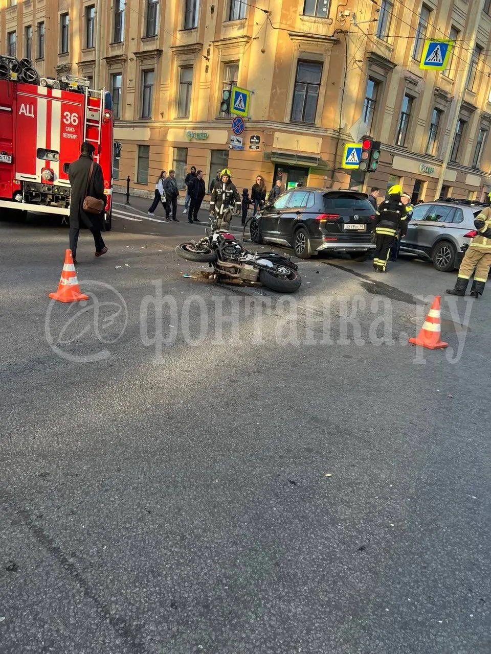 На перекрестке Васильевского острова произошло дорожное происшествие с участием мотоцикла; движение в прилегающих полосах затруднено, на месте работают экстренные службы.