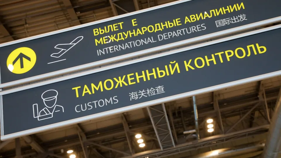 Расследование о том, как ограничение выезда и новые реестры касаются призывников, примеры августа и влияния слухов о мобилизации.