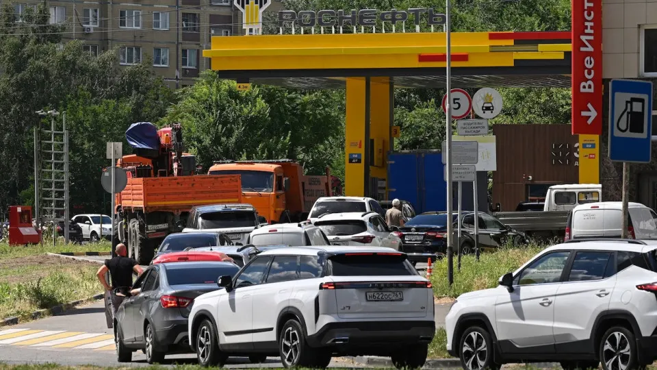 После ударов по ключевым НПЗ вокруг столицы в регионах рядом с Москвой наблюдается дефицит бензина, растут очереди на АЗС, а ситуация на рынке остается напряженной.