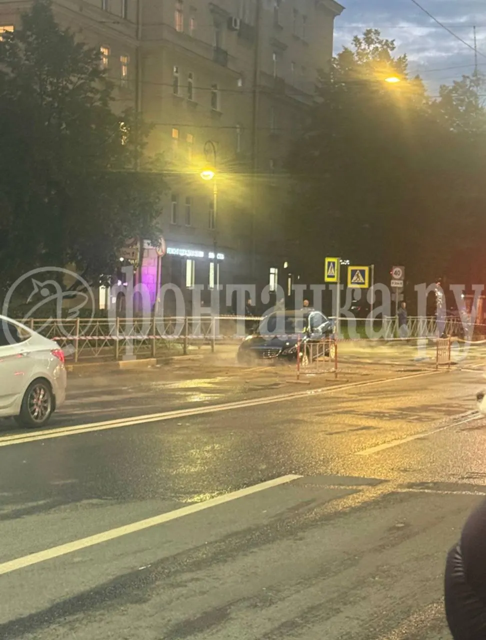 Из‑за прорыва труб с кипятком на Московском проспекте Санкт-Петербурга автомобиль провалился в яму; движение частично ограничено.