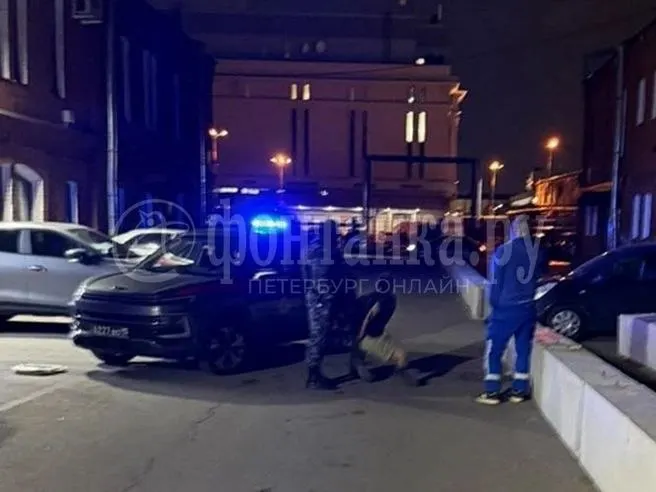 27-летний ранее судимый житель Краснодарского края повредил автомобиль скорой помощи на Лиговском проспекте; задержан.