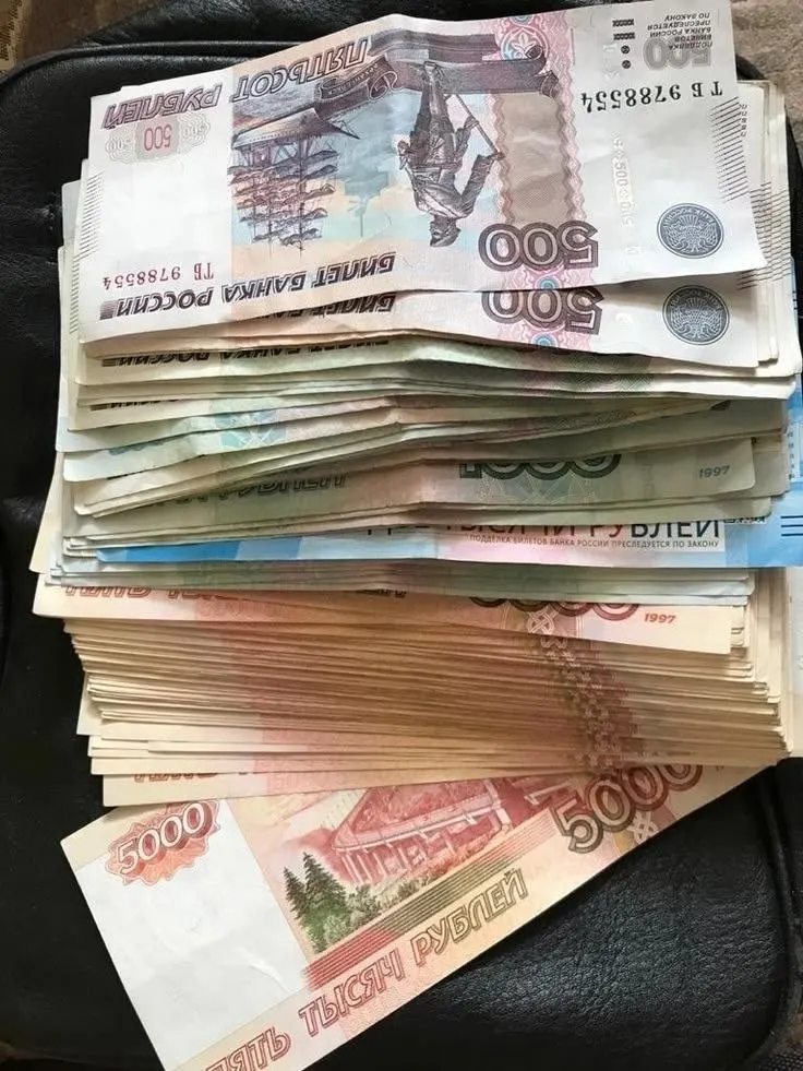 Депутаты предлагают ввести годовую премию, часто называемую 13-й зарплатой, для работников по всей России; на первом этапе речь идёт о бюджетной сфере, затем планируют распространить на остальных сотрудников.