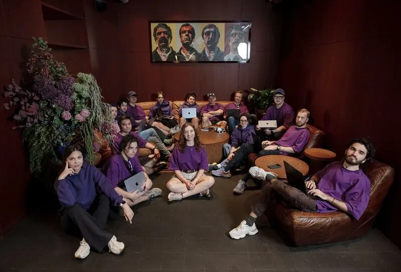 Петербургский стартап Mostik демонстрирует протокол связи, позволяющий моделям ИИ обмениваться внутренними состояниями без текста, объединяя сильные стороны нескольких моделей и снижая себестоимость ответов.