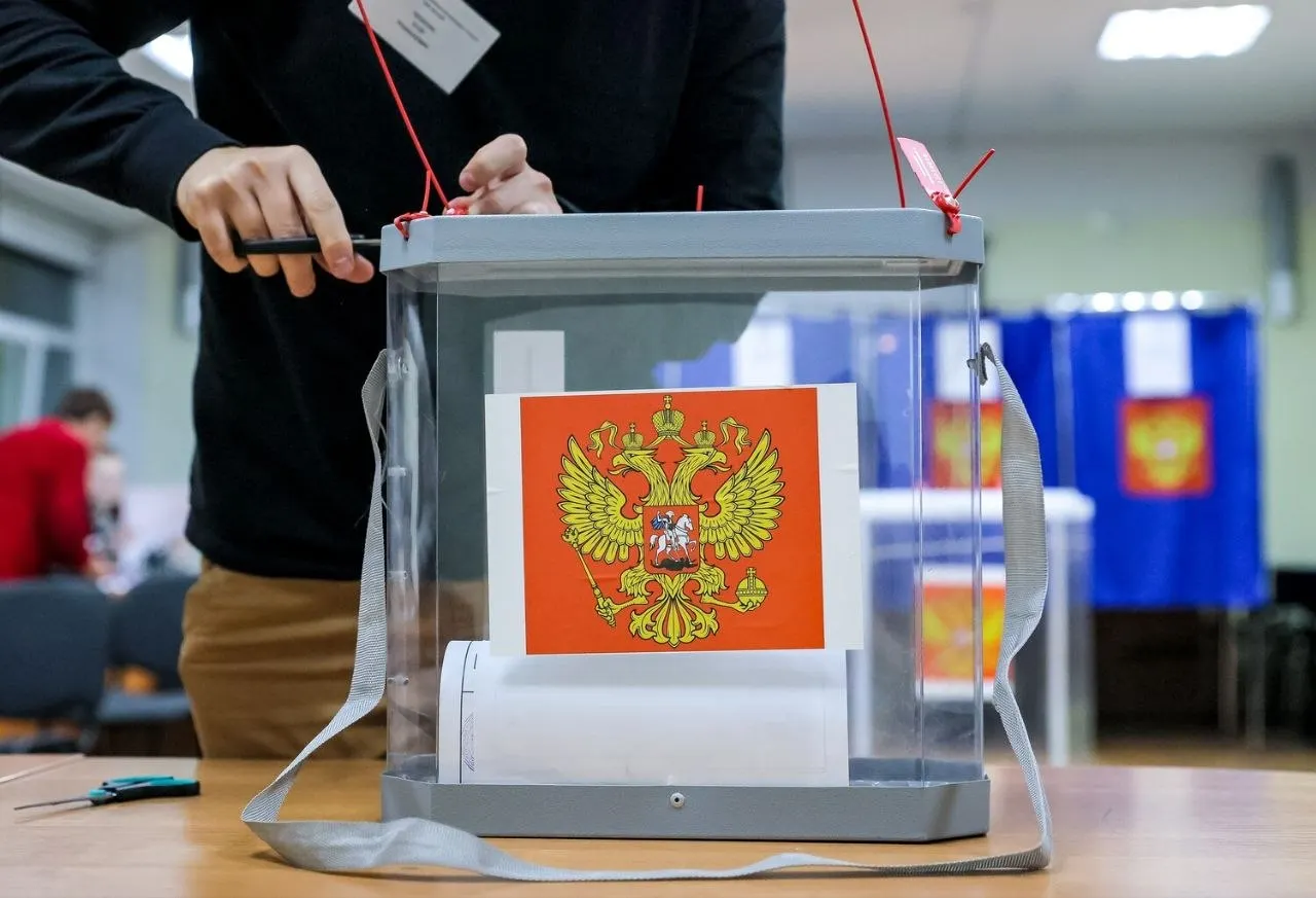 Первые экзит-полы показывают, что Единая Россия набирает 53,5% голосов, за ней следуют КПРФ, ЛДПР и другие силы.