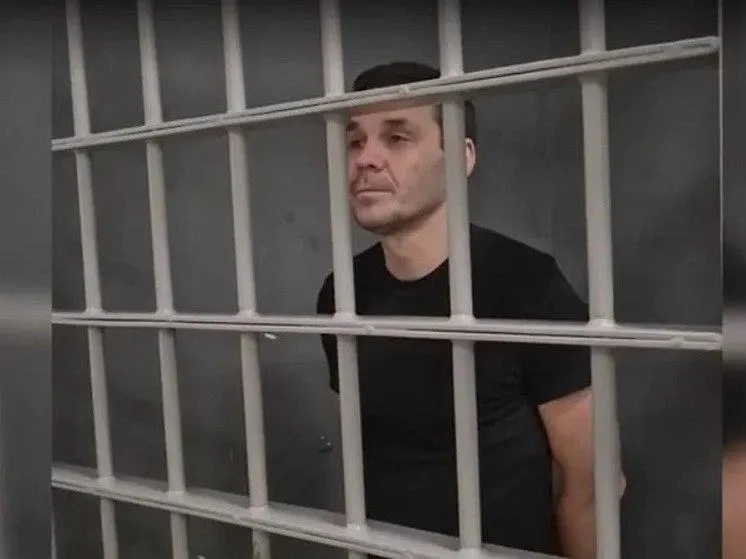 48-летний мужчина с двойным гражданством был приговорен к 14 годам колонии строгого режима и штрафу по делу о госизмене; обвинение утверждает, что он переводил средства ВСУ.