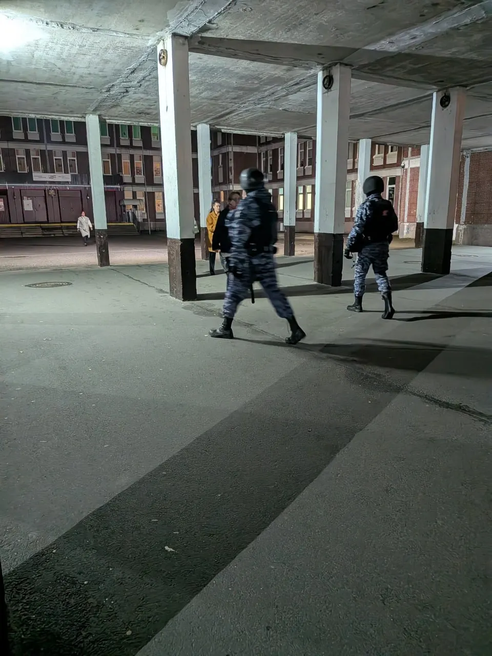 Во время подсчета голосов в школе №147 поступило сообщение о минировании; эвакуировали участок №986, спустя около 20 минут людей вернули внутрь. Представитель кандидата от Яблока сообщил о задержке с возвращением.