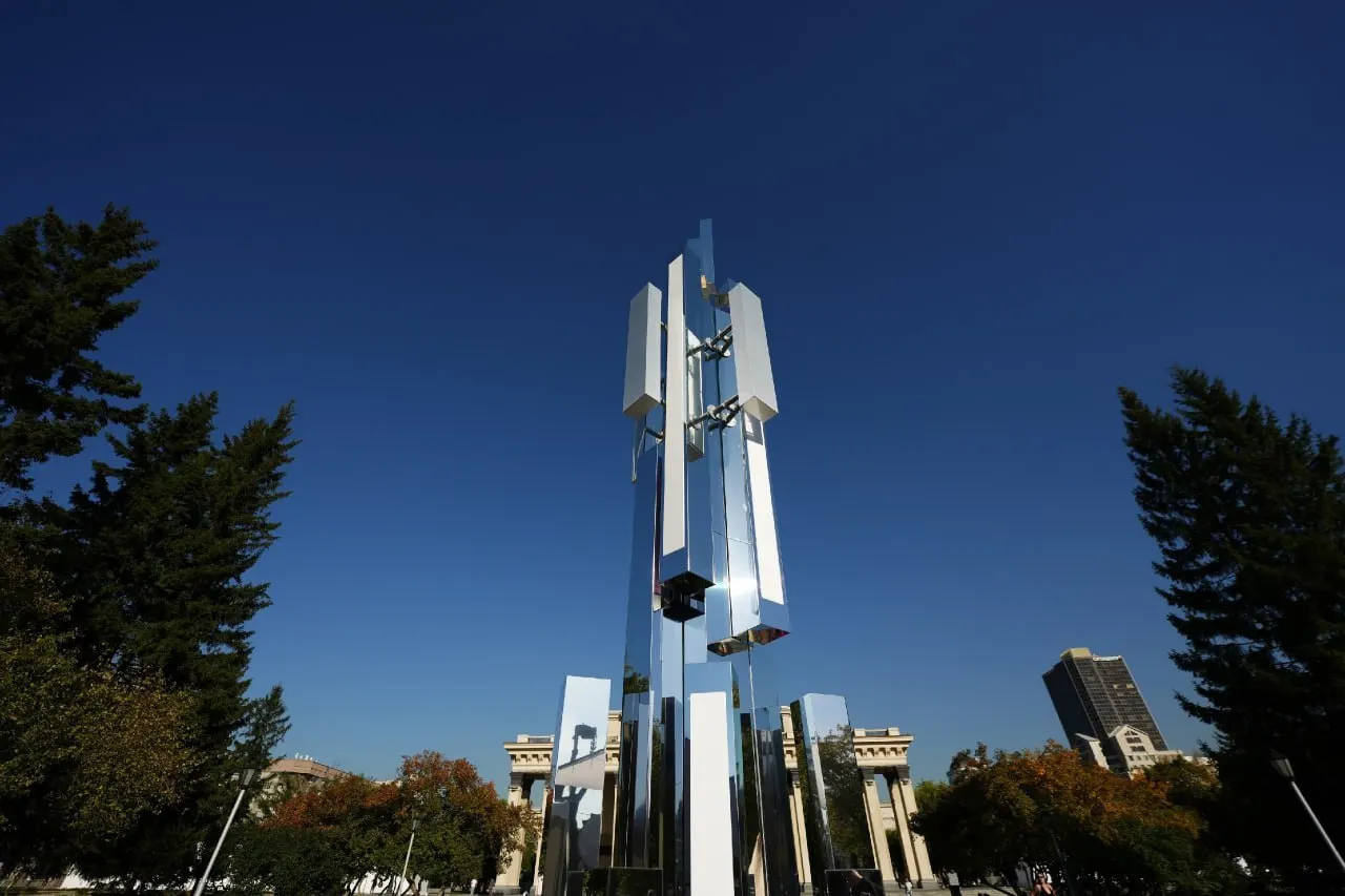 Первые сети 5G запущены в нескольких мегаполисах, включая Москву и Санкт-Петербург; технология разворачивается на диапазоне 4,9 ГГц и на существующих частотах LTE в десятках городов, открывая новые цифровые сервисы.