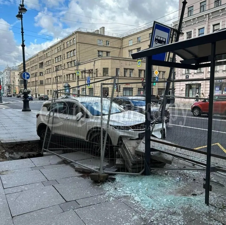 На перекрёстке Невского и Полтавской автомобиль врезался в остановку; пострадавших нет, обстоятельства ДТП уточняются.