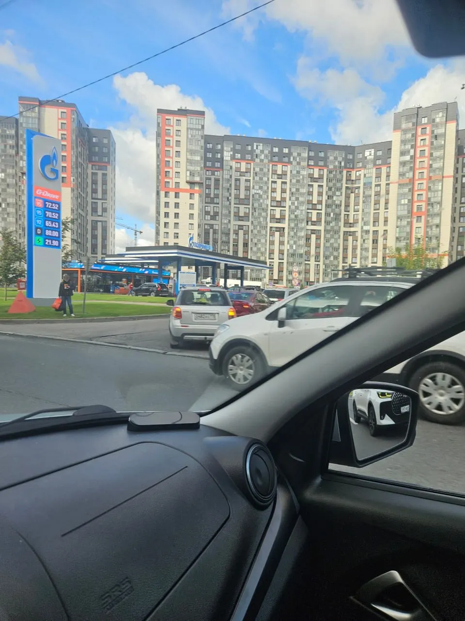 В Санкт-Петербурге водители вновь обсуждают очереди на заправках и ограничения по топливу, отмечая ухудшение ситуации на некоторых сетях.
