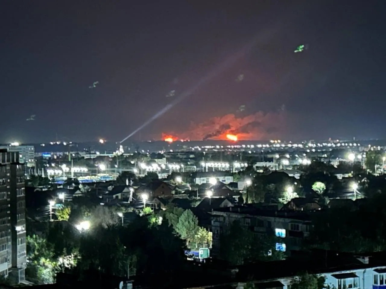 Пожар в Курске после падения обломков БПЛА, атаки дронов на Сызрань и Таганрог, уголовное дело против Noize MC; рост задолженностей стран СНГ перед российскими компаниями и прогноз осенних распродаж.