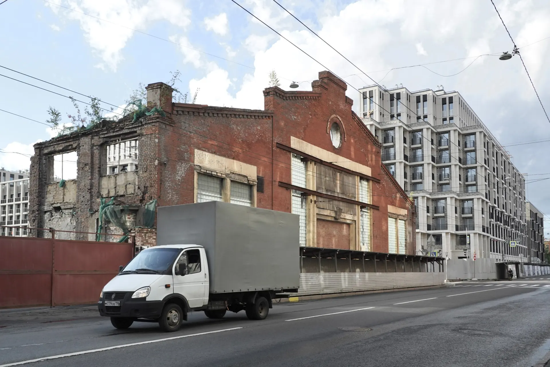 Сводка: вечер в Санкт-Петербурге, погодные предупреждения, судебные решения и события в России и мире.