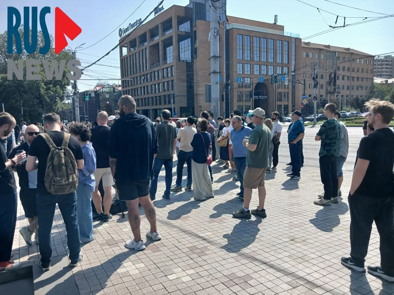 У российского посольства в Ереване к середине дня образовалась длинная очередь на голосование; рядом проходит митинг с участием активистов и правозащитников.
