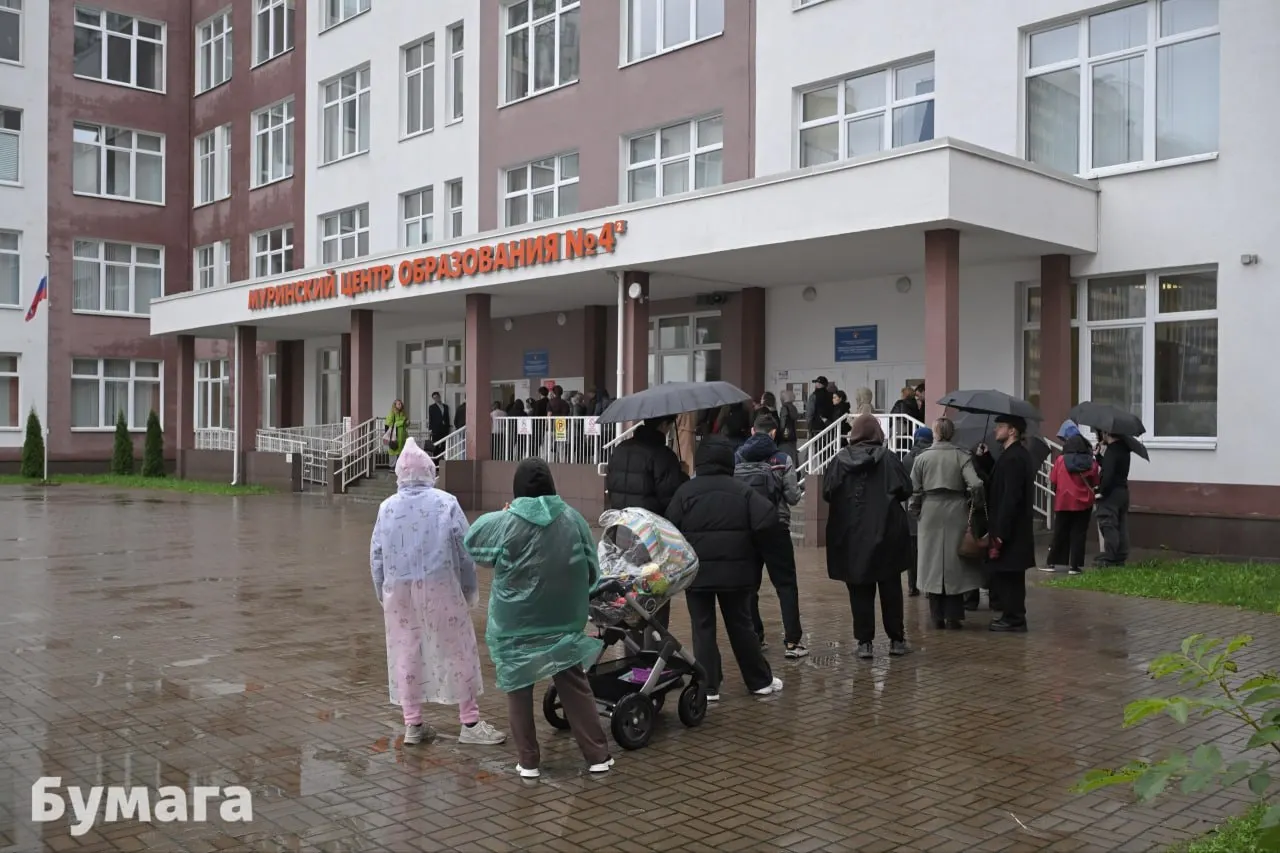 Участки в центре города и Красносельском районе не зафиксировали крупных очередей к полудню; у Муринского центра образования №4 возникла заметная очередь. Контекст: некоторые оппозиционные силы призывали приходить к полдню; подобные акции фиксировались ранее во время голосования.