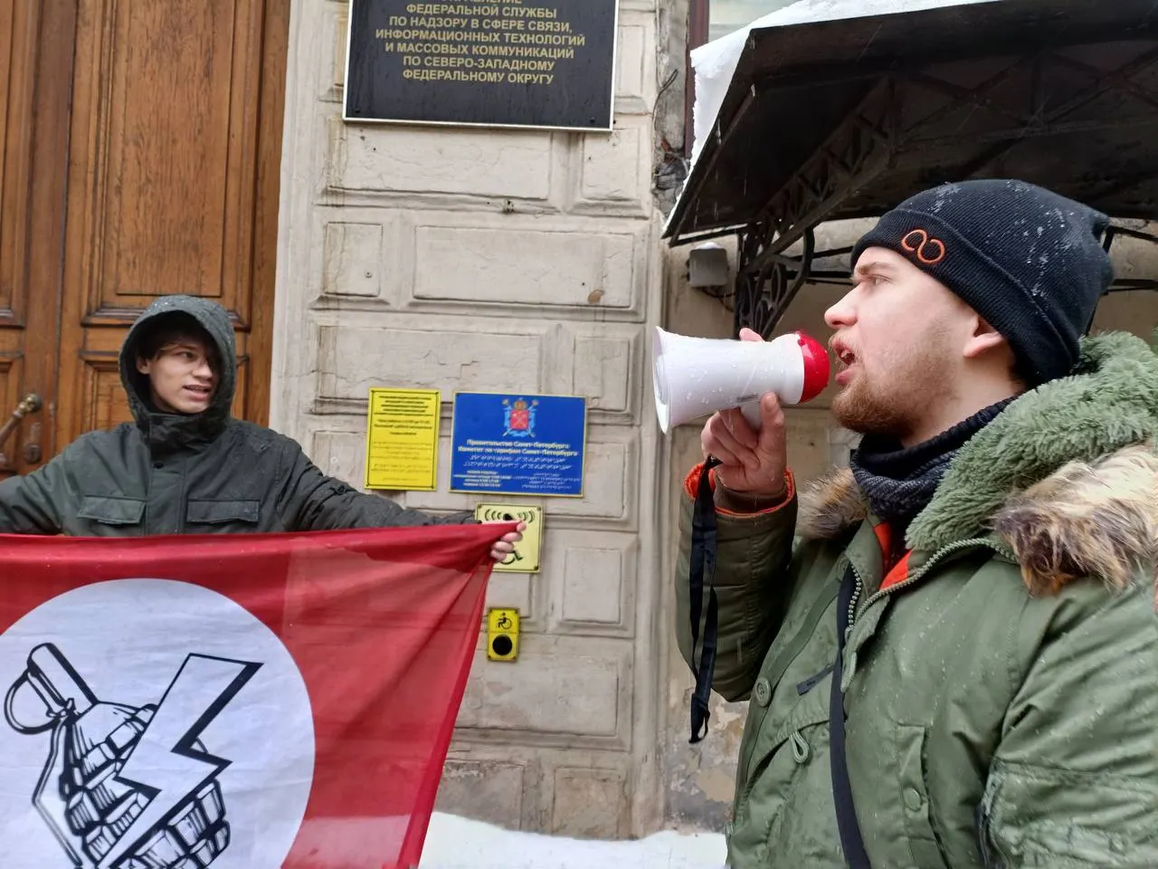 Суд Санкт-Петербурга вынес штраф участнику несогласованной акции у Роскомнадзора; решение ожидает обжалование.
