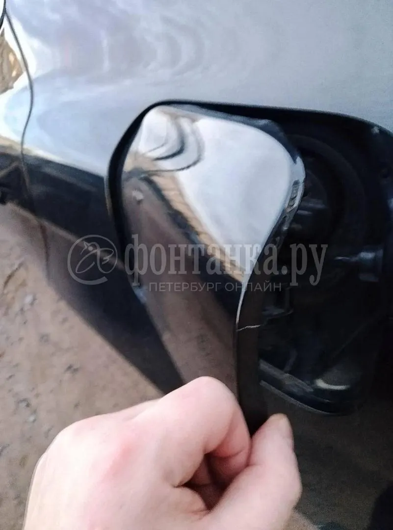 Петербуржец заподозрил попытку слить бензин из своей «Тойоты»: утром лючок был открыт, на краю бака — свежая царапина.