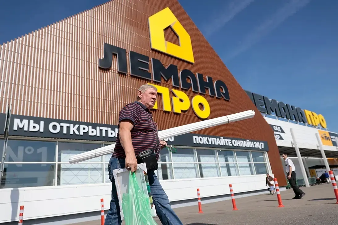 Назначение Дениса Исаева на должность гендиректора российского подразделения Ле Монлид и передача активов в группу FM Logistic сопровождаются кадровыми перестановками и судебными решениями.
