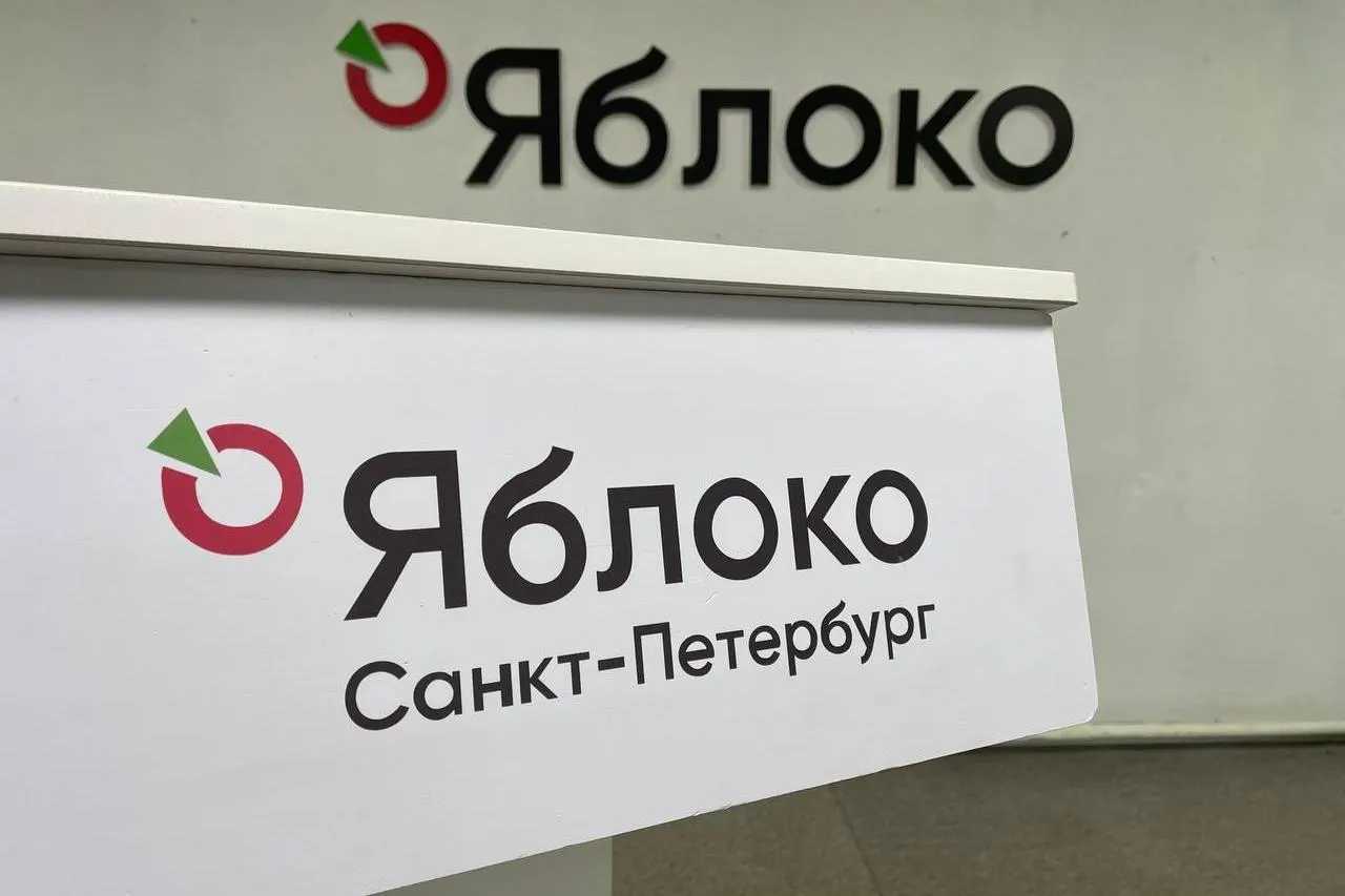 На участках Санкт-Петербурга зафиксированы случаи, когда кандидаты от партии «Яблоко» не набрали голосов, включая ситуацию на УИК №1999 в Шушарах.