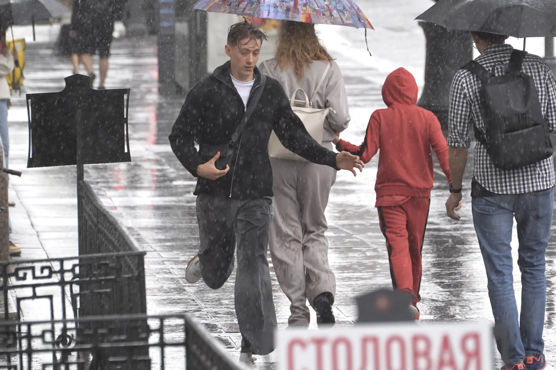 Во второй половине дня в Санкт-Петербурге пройдут кратковременные дожди с грозами; завтра ожидается новый циклон и похолодание.