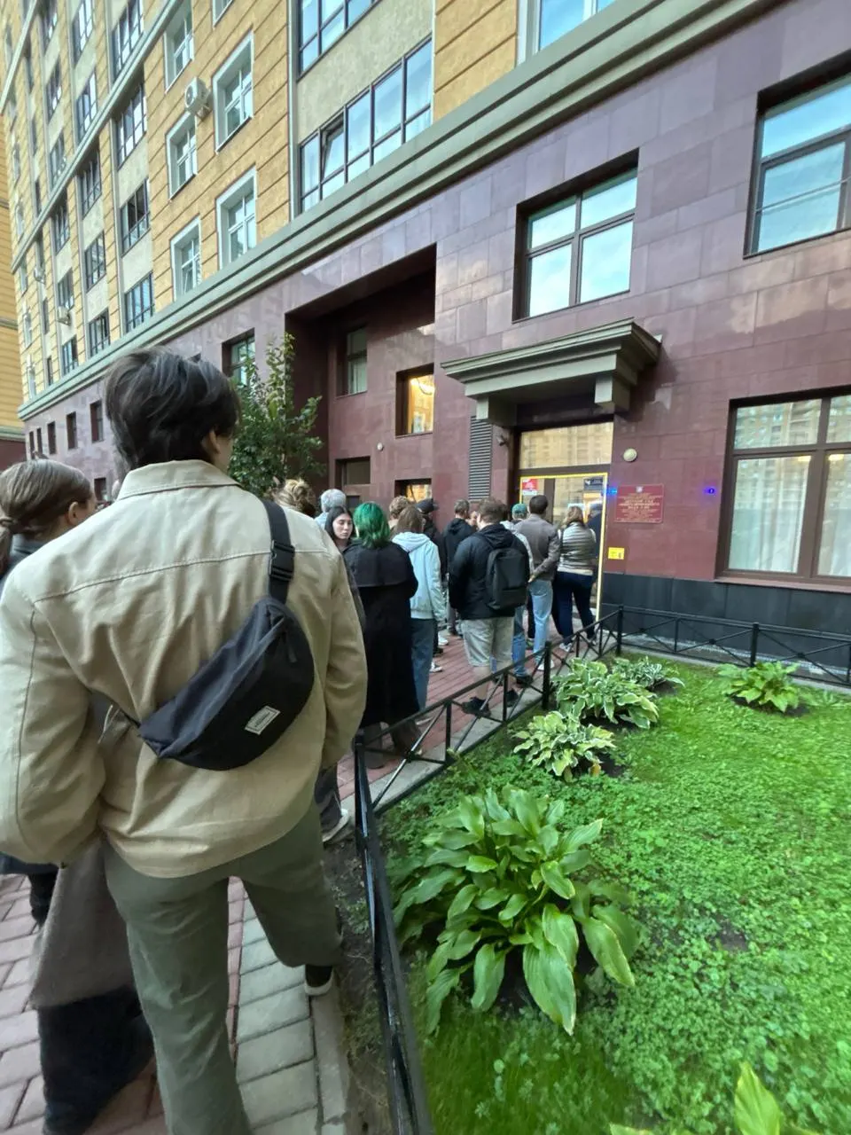 В 19:00, за час до завершения голосования, на участке №88 во входной зоне образовалась очередь примерно из 40 человек.
