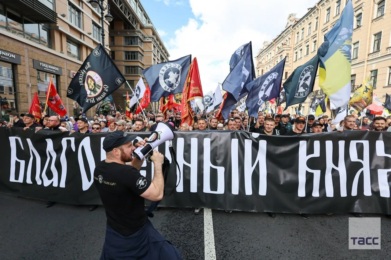 Крестный ход и молебны с частицей мощей князя Дмитрия Донского прошли в Санкт‑Петербурге и по регионам России.