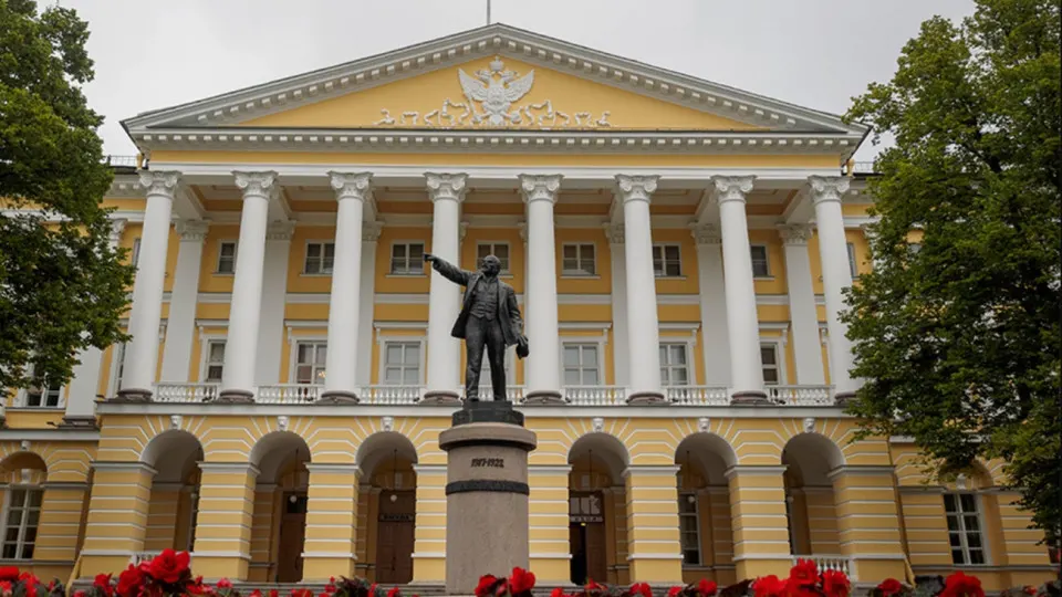 Власти Санкт-Петербурга направили на экспертизу проект поправок к бюджету на 2026 год; ожидаются сокращения в образовании и ЖКХ и рост выплат участникам СВО.