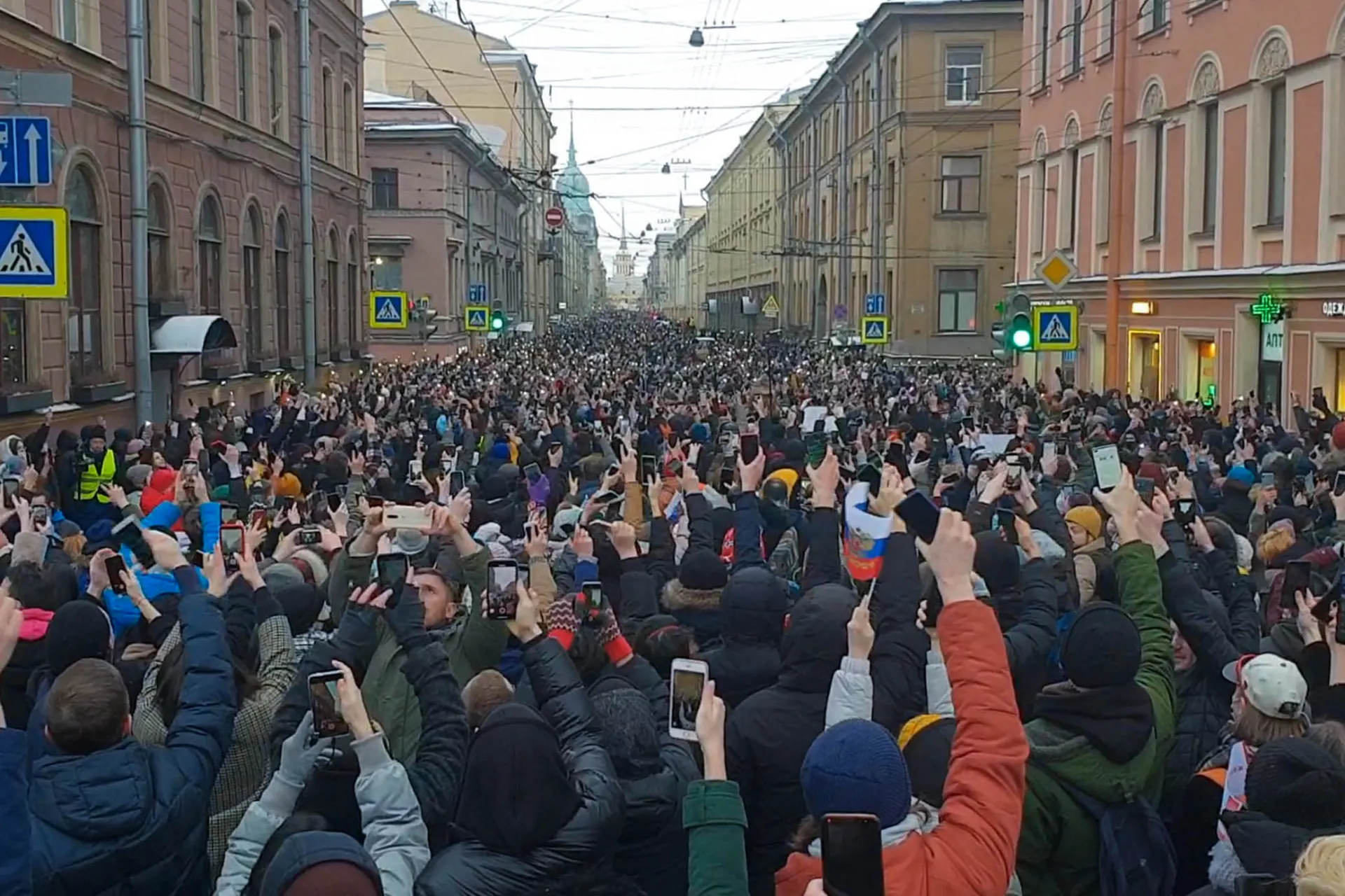 Постановление о мерах против коронавируса перестанет действовать 1 октября; запрет на публичные акции снимался раньше в Москве, аналогичные ограничения сохранялись дольше.