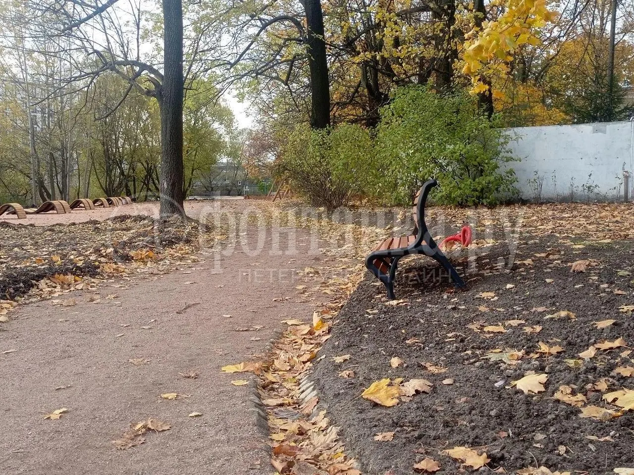 Работы по благоустройству задерживаются: газоны грязные, дорожки незавершены, а скамейки расставлены не во всех местах; сроки не подтверждены.