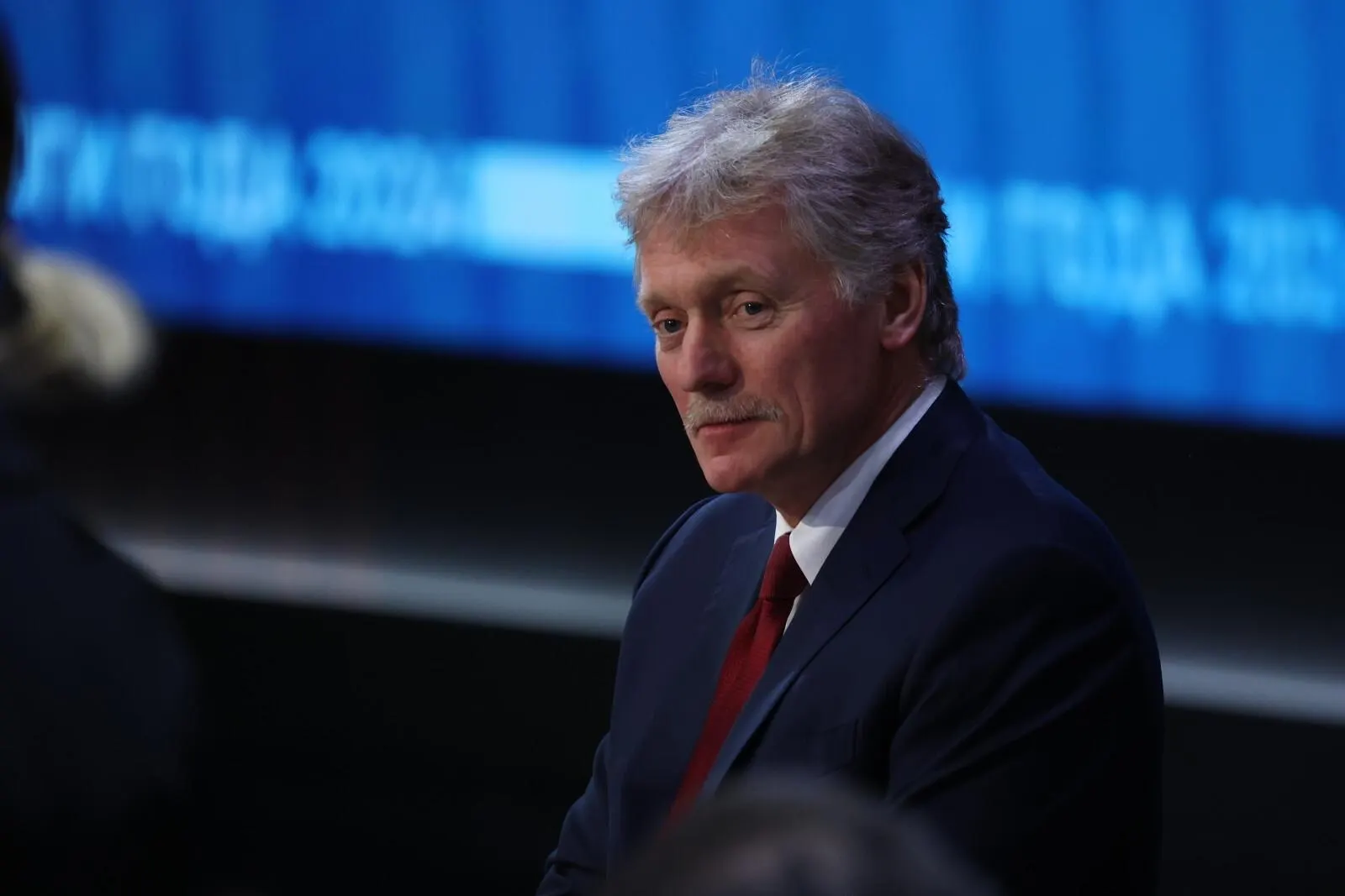 Песков заявил, что атаки беспилотниками по российским регионам не изменят ход конфликта, а Киев настаивает на энергетическом перемирии; Санкт-Петербург и Ленинградская область вновь стали целями ударов.