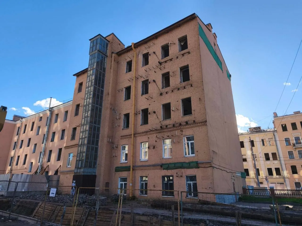 Градозащитники считают здание памятником истории, но власти настаивают на его сносе в рамках проекта моста.