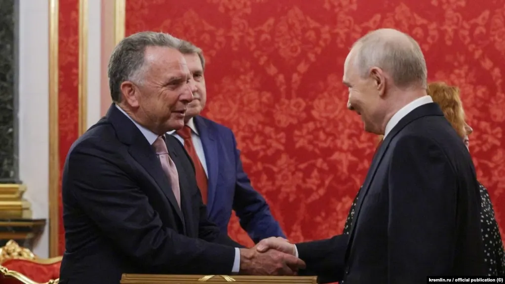 На встрече в Санкт-Петербурге Путин объявил об освобождении американца Стивена Хаббарда, осужденного за наемничество. Уиткофф заявил, что переговоры были продуктивными, и выразил надежду на возобновление трехсторонних переговоров между Россией, Украиной и США.