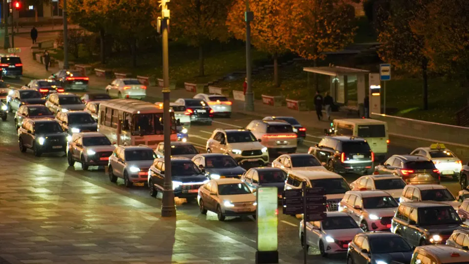 По итогам 2025 года сборы на автомобили стоимостью свыше 10 млн рублей достигли рекордной суммы; Москва лидирует, за ней следуют Санкт‑Петербург и Московская область.